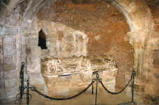 Cenotafio de San Milln que se encuentra en el Monasterio de Suso. Se construye en el siglo XII de alabastro negro y de una sola pieza.El motivo se centra en una imagen de San Milln yacente con vestimentas sacerdotales que descansa sobre cuatro atlantes de tallas diferentes.