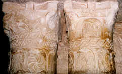 Capiteles visigodos con elementos rabes del monasterio de Suso. De procedencia rabe son el trenzado,los motivos geomtricos y los vegetales, mientras que las esvsticas y las cabezas de animales son de tradicin visigoda cristiana.