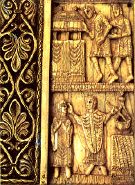 Una de las tablillas de marfl (s.XI) de la arqueta donde reposaban los restos de San Milln; se alude en ella al milagros de los ciegos en la parte superior, y al de la lmpara en la inferior.