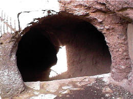 Una de las cuevas, cercana a la lpida que dice :"En este retirado sitio San Milln con gran rigor fragelaba aqu su cuerpo,sujetndole al esprirtu, y este siempre al Criador"