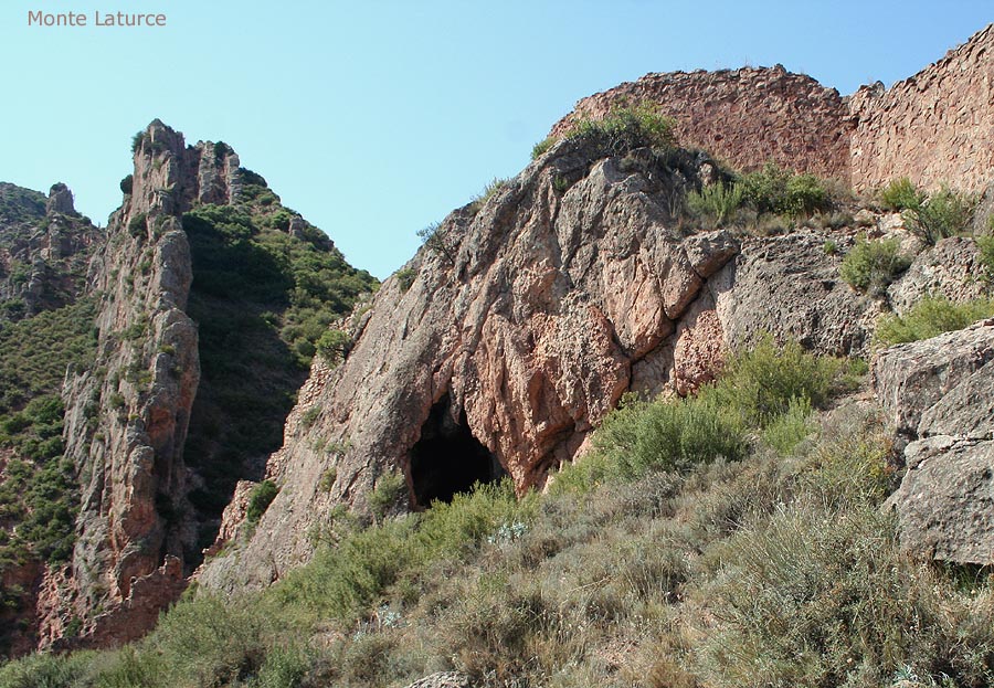 Al amparo de estas crestas del Monte Laturce surgen eremitas que ocupan esos espacios naturales. A la derecha-arriba parte de la muralla que cercaba por el norte el Monasterio de San Prudencio