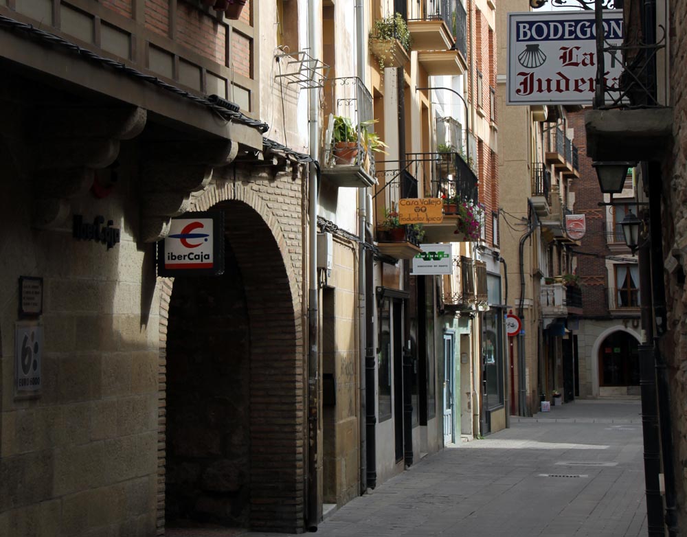 Calle najerina donde el pequeo comercio nutre desde la Edad Media las necesidades del alfoz de las tierras najerenses.