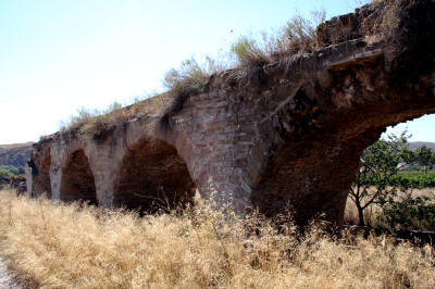 Acueducto romano en el municipio de Alcanadre (La Rioja). En la foto de la portada se puede observar todo el acueducto y su entorno junto al ro Ebro. 