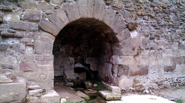 Alfaro. Esta fuente romana del siglo I es la parte mejor conservada de un conjunto hidrulico compuesto por presa y puente. La fuente se sita en una de las manguardias del puente.