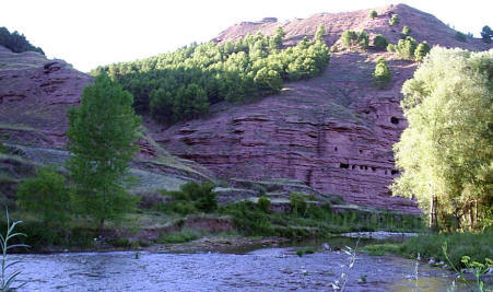 Cuevas en el faralln cercano a Njera