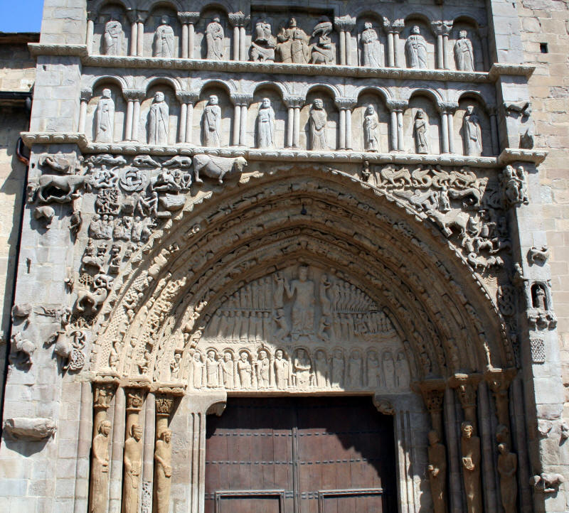 Santa Mara de Sangesa.Seguir el enlace para ver con ms detalle las enjutas de la portada y sus smbolos.