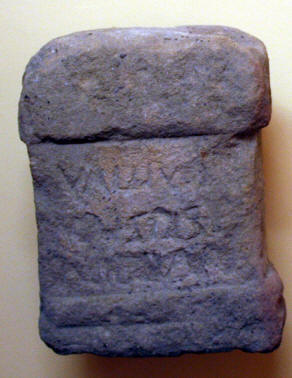 Ara de piedra caliza dedicada " matribus Useis Pom (peia)  (p)rimitiva". Museo de Laguardia (Alava)