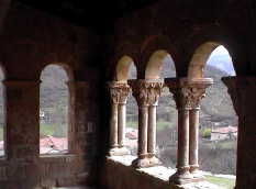 Galera porticada de la ermita de San Cristobal, en Canales de la Sierra. Su construccin comienza en el siglo XII, y constituye una magnfica joya del romnico riojano.